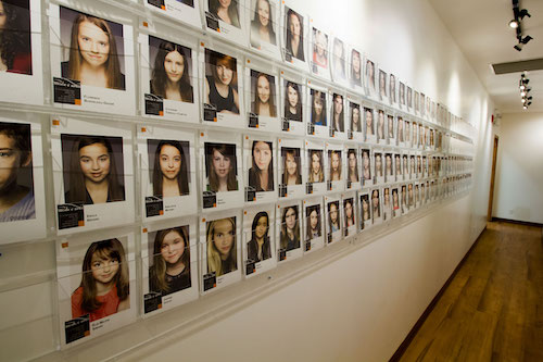 Couloir avec les photos de casting de l'agence artistique et agence de mannequin Mode é arto